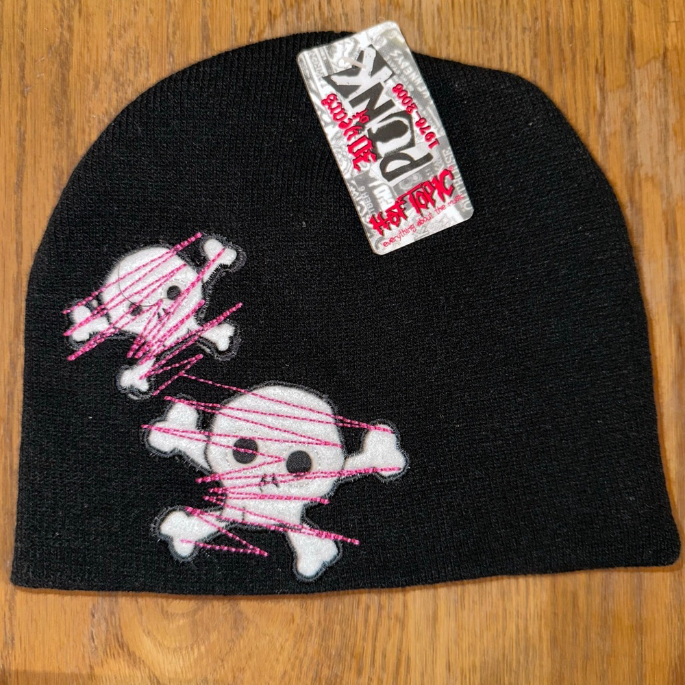 NOS Vintage Y2K Hot Topic Blk/Pink Skull & Cross Bones Knit Beanie Cap Hat